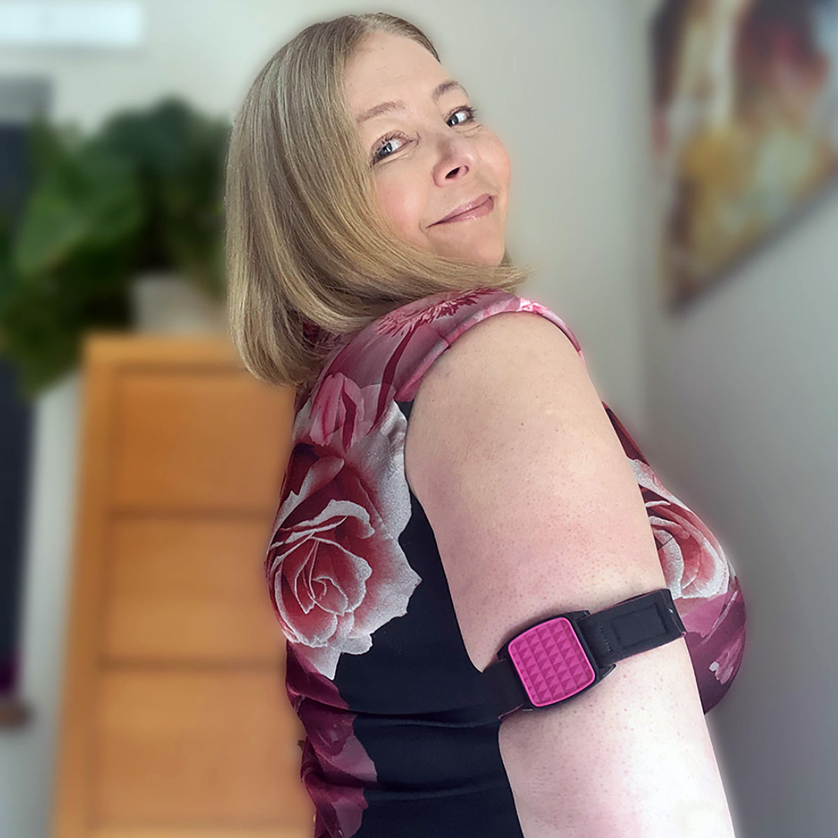 Libreband CGM armband for FreeStyle Libre 2 with magenta pyramids cover and water-resistant neoprene strap worn on upper arm with lifestyle setting. LML2821, LML2814, LML2883, LML4498.